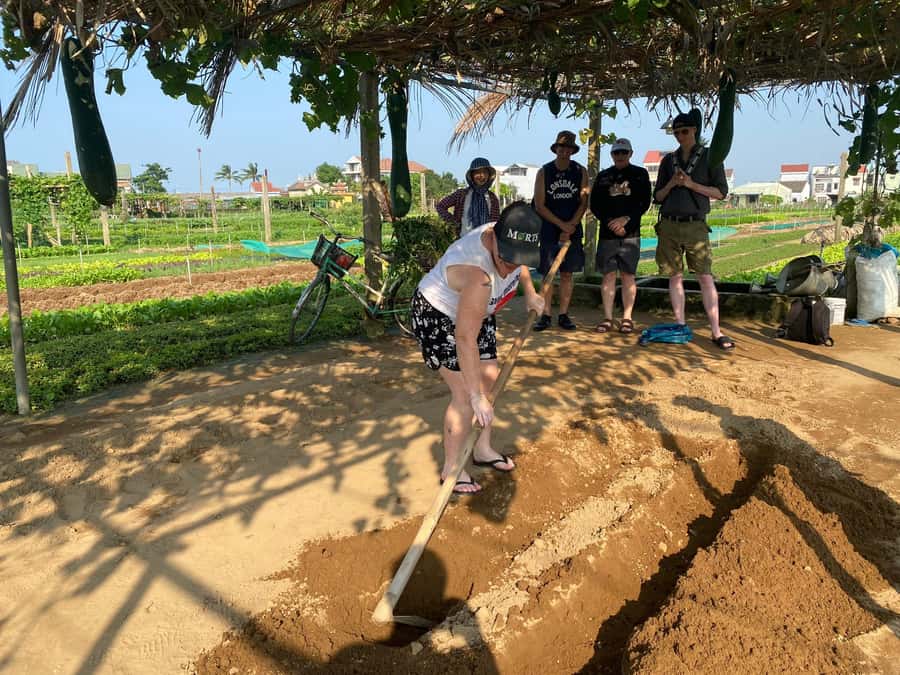 Hoi An Countryside Bike Tour- Tra Que Village & Basket Boat - Tra Que Vegetable Village and the farmer experience