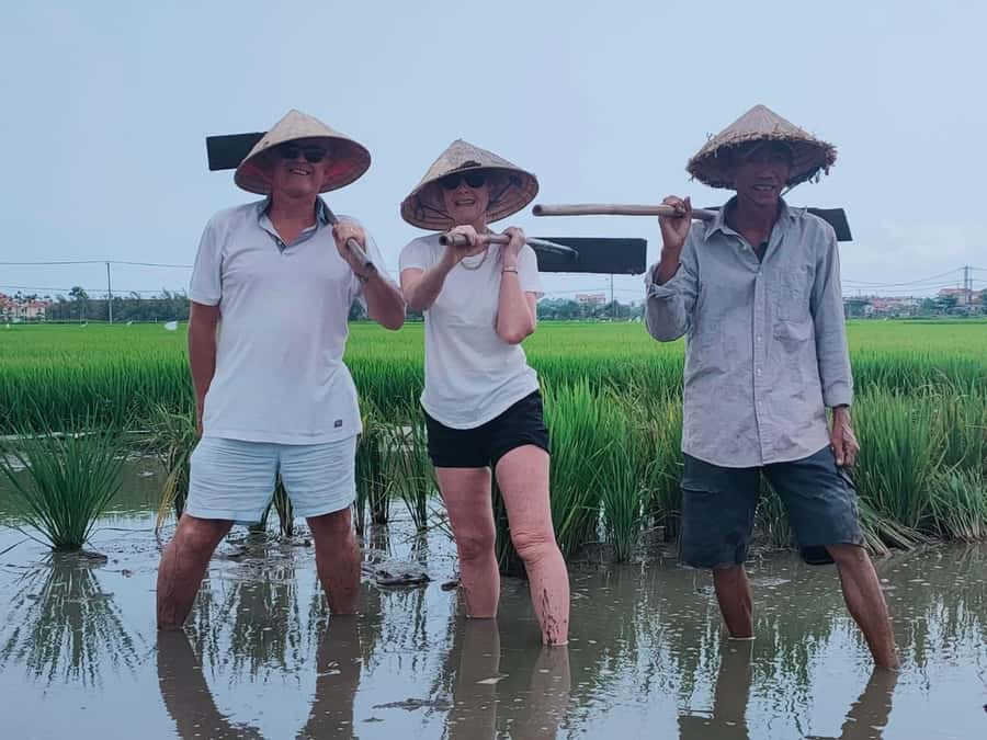 Hoi An: Countryside by Cycling, Buffalo Riding & Do Farming - Meeting local people beside the fields