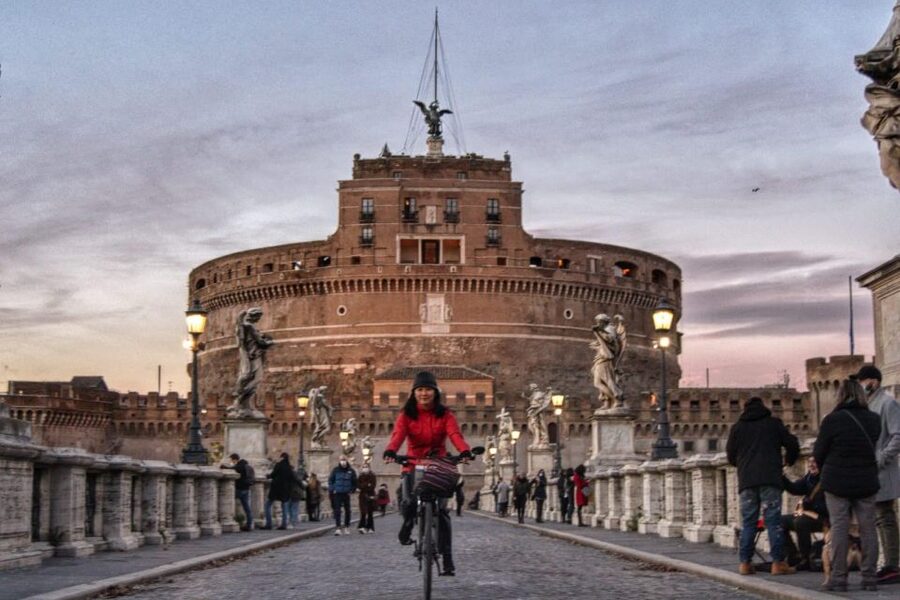 In Rome like a star: e-bike tour with photo shoot - The Colosseum as the grand finale