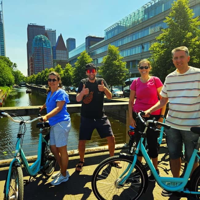 Interactive Safe 2,5hr Bike tour with Entertaining Guide - Starting at Paviljoensgracht 131