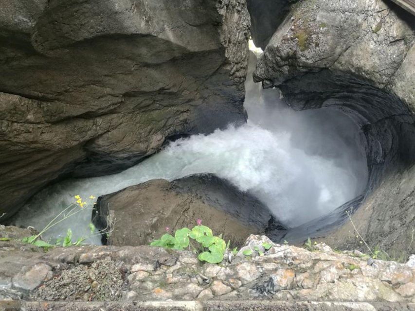 Interlaken: 72 Waterfalls Valley & Lauterbrunnen E-Bike Tour - Entering Lauterbrunnen and the Valley of 72 Waterfalls