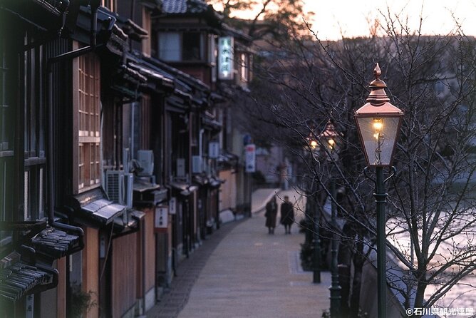 Kanazawa Half Day E-bike Tour - What the guides add to the experience