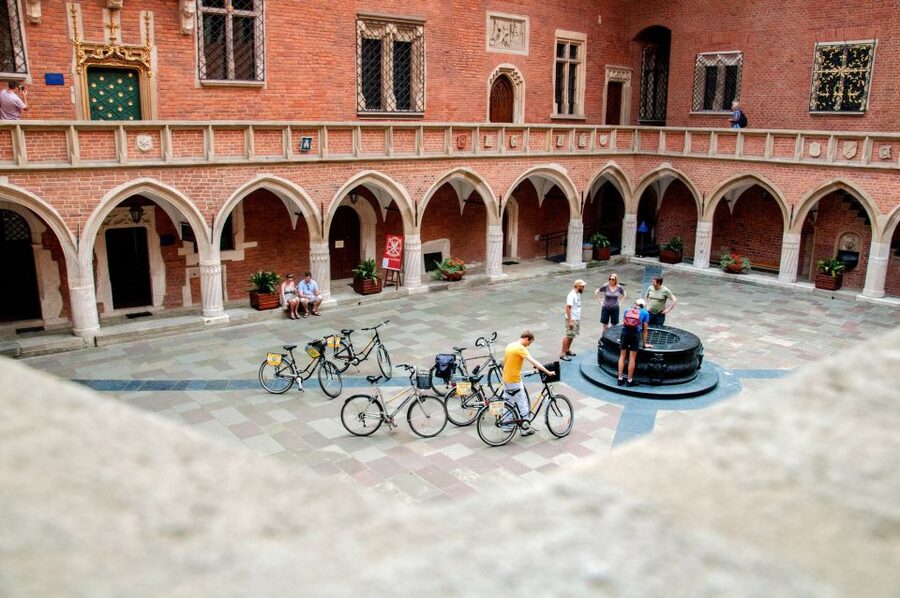 Krakow: Bike Tour of Old Town, Jewish Quarter and the Ghetto - Along the Vistula to Wawel Castle and the dragon