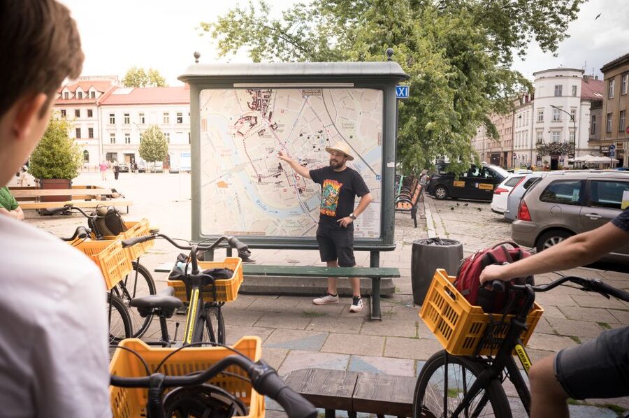 Krakow: Bike Tour of Old Town, Jewish Quarter and the Ghetto - What the guide adds to the experience