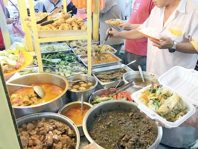 Kuala Lumpur: Evening Food Tour by Bike - Guides make the food more meaningful