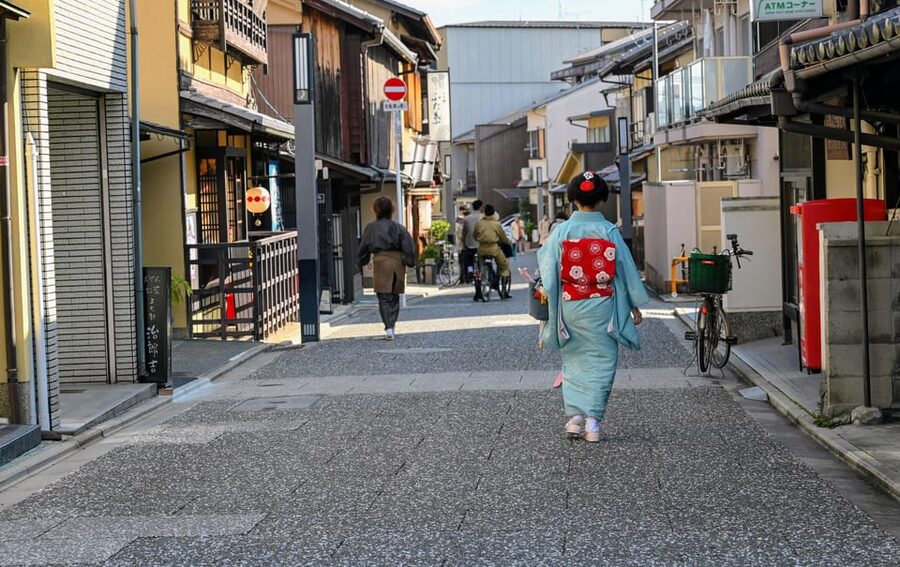 Kyoto: Early Bird E-Bike Tour with Lunch - Guides, pace, and group atmosphere
