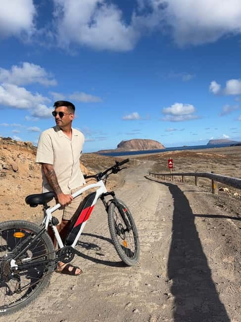 La Graciosa: Rent your ELECTRIC BIKE and explore the island at your own pace. - Caletón de los Arcos and the Island’s Volcanic Side