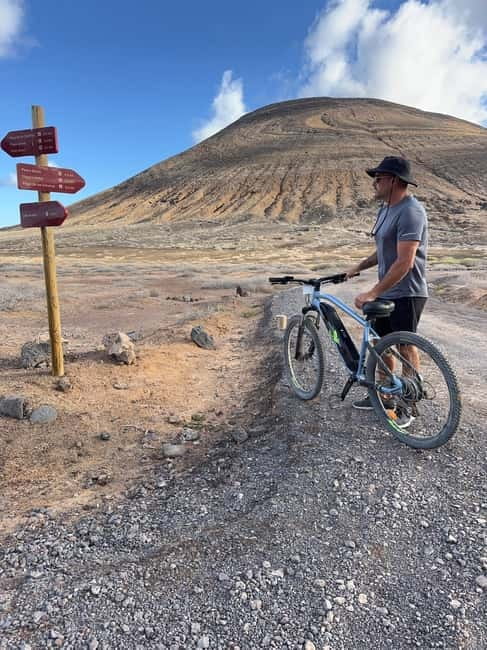 La Graciosa: Rent your ELECTRIC BIKE and explore the island at your own pace. - Pedro Barba and a Quieter Beach Stop