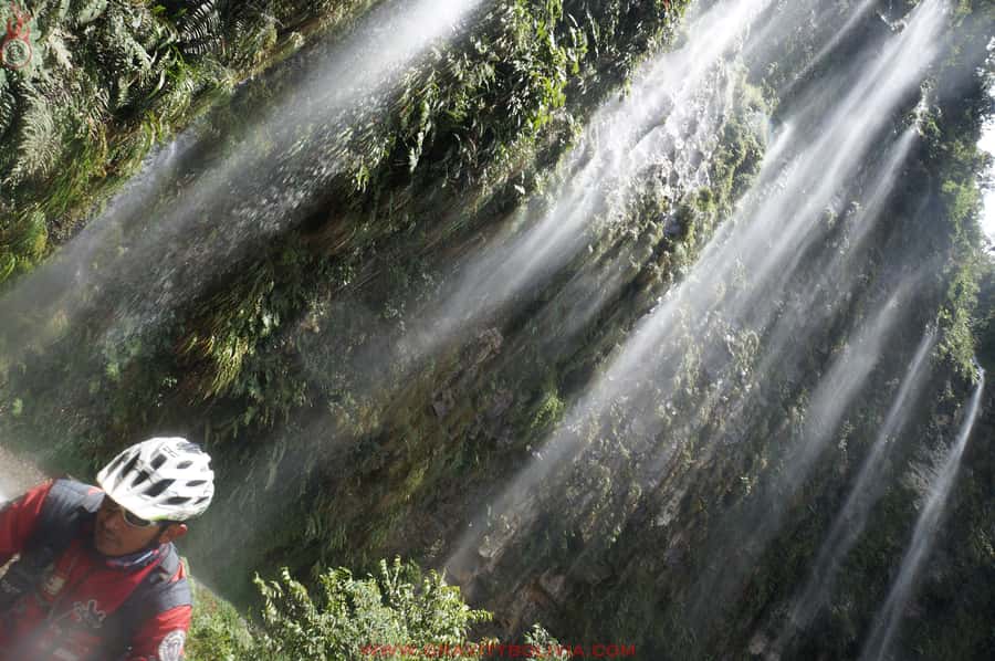 La Paz: Mountain Bike Down the World's Most Dangerous Road - Entering the old Death Road
