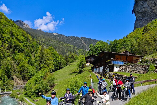 Lauterbrunnen Valley Waterfalls E-bike Tour with Swiss Picnic - The ride back and a lakeside ice cream stop
