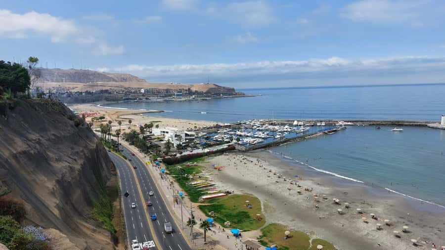 Lima Bike Tour: La Costa Verde & Jesus Statue in Chorrillos - Barranco trades high-rises for murals and old streets
