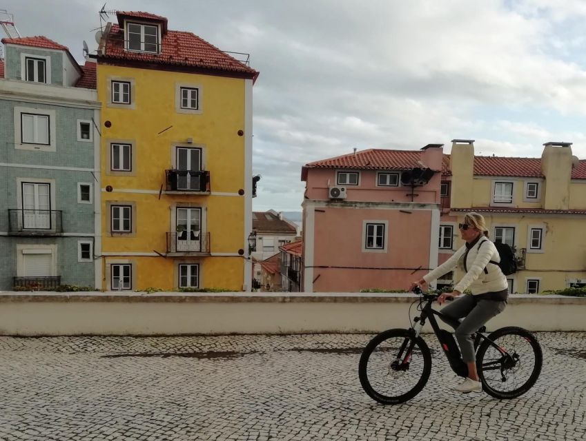 Lisbon: 7 Hills Panoramic Guided Tour by E-Bike - What the guide adds to the ride