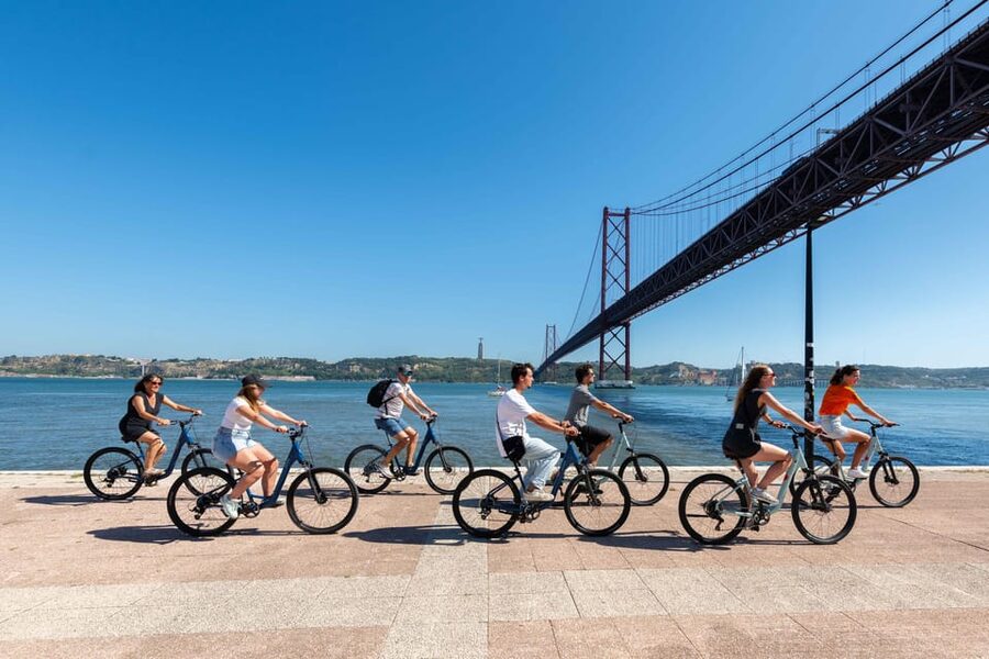 Lisbon Bike Tour: Langs de rivier van Belém naar Lissabon - MAAT and the ride toward Santo Amaro