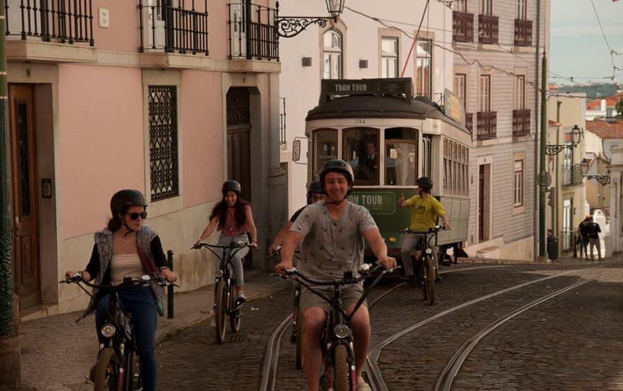 Lisbon: Hills, Alfama, and Mouraria Tour by Electric Bike - The Sé Cathedral and the ride back