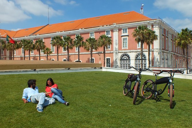 Lisbon Regular or Electric Bike Rental - Climbing to São Jorge Castle and Eduardo VII Park