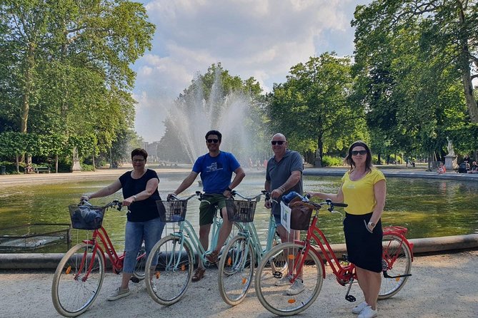 Lively Brussels Highlights Bike tour DUTCH - Fries and a proper pause at Place Jourdan