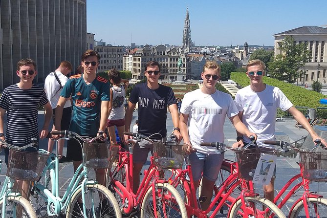 Lively Brussels Highlights Bike tour DUTCH - Waffle break at Manneken Pis