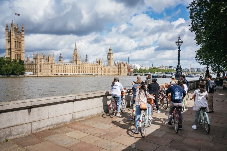 London: Landmarks & Secrets Bike Tour with Pub & Street Art - Why the guides matter so much