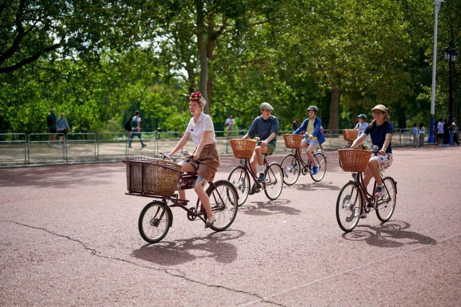 London: Private Family Guided Bike Tour with Childseats - Leake Street: the tour’s most playful stop