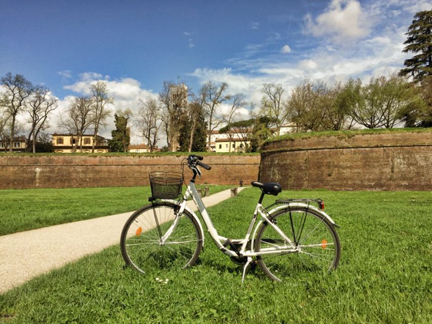 Lucca: City Bike One-Day Rental - Into the old town by classic city bike