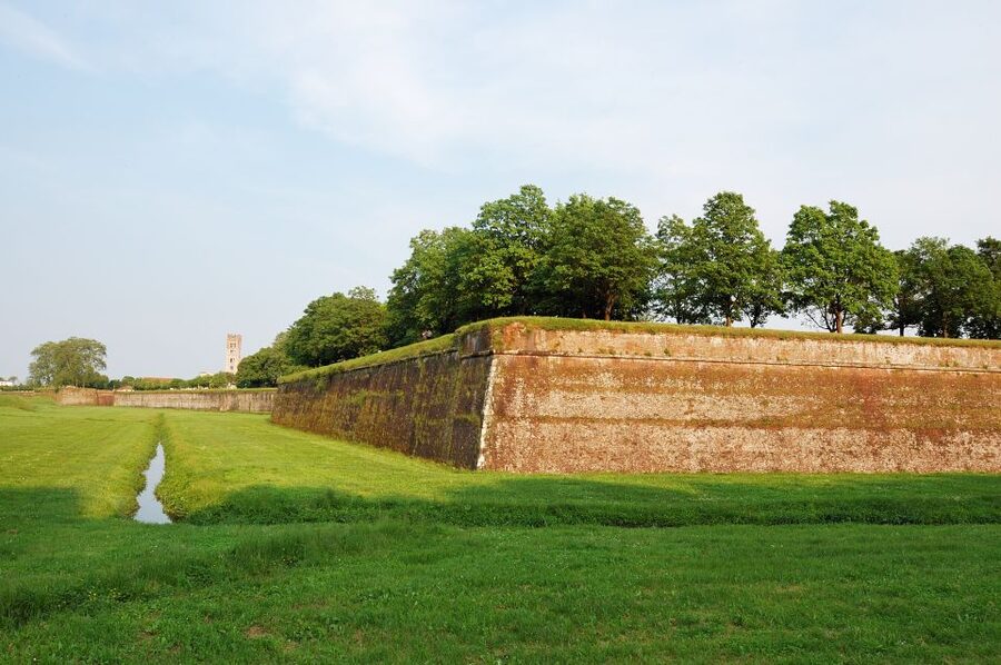 Lucca: Self-Guided Bike Tour to the Wine Roads - From Lucca station to the villa road