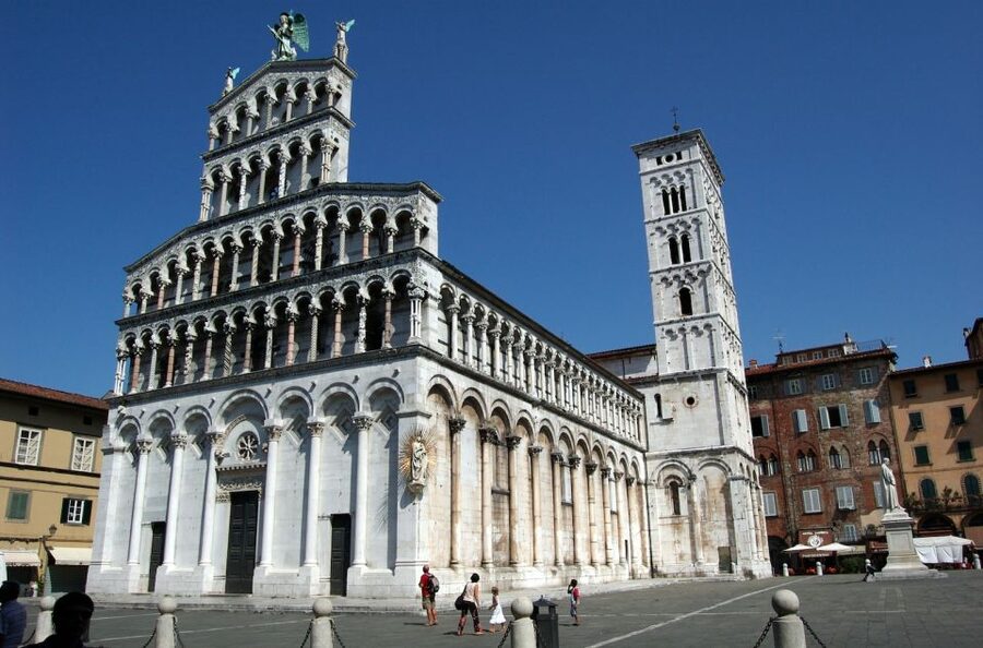 Lucca: Self-Guided Tour by Bike - San Frediano and Piazza dell’Anfiteatro