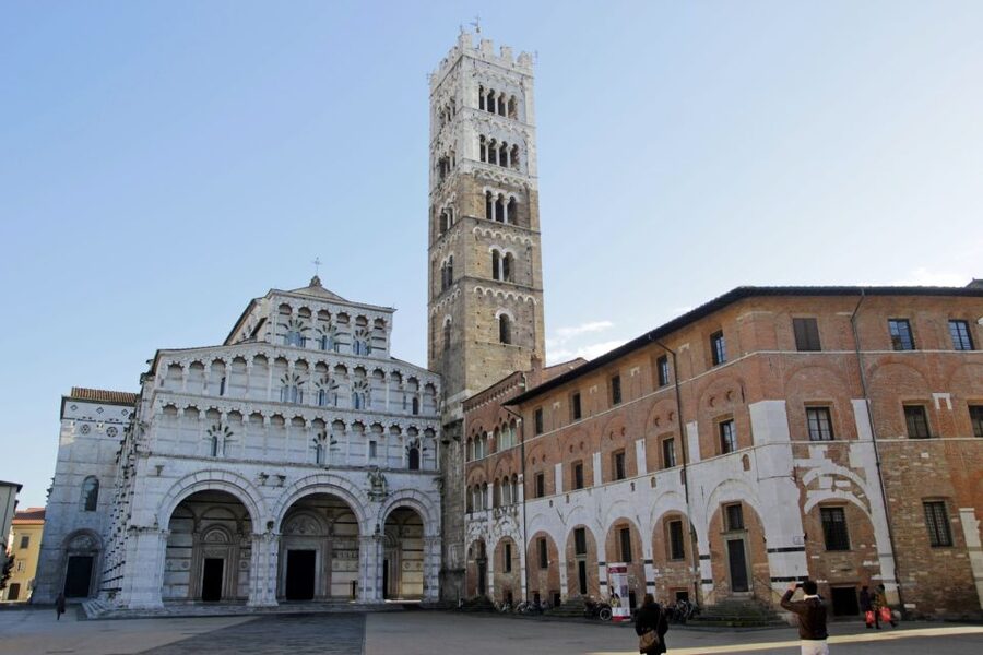 Lucca Sightseeing Tour by E-bike or City bike - Piazza Anfiteatro and the shape of an ancient arena