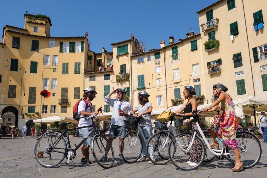 Lucca Sightseeing Tour by E-bike or City bike - San Martino Cathedral, Piazza Napoleone, and Piazza del Giglio