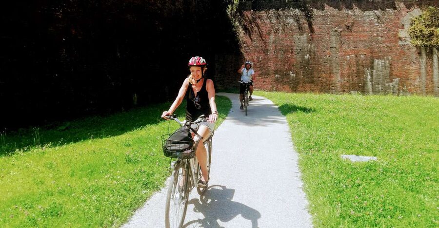 Lucca Sightseeing Tour by E-bike or City bike - Starting at Piazzale Ricasoli and getting set up
