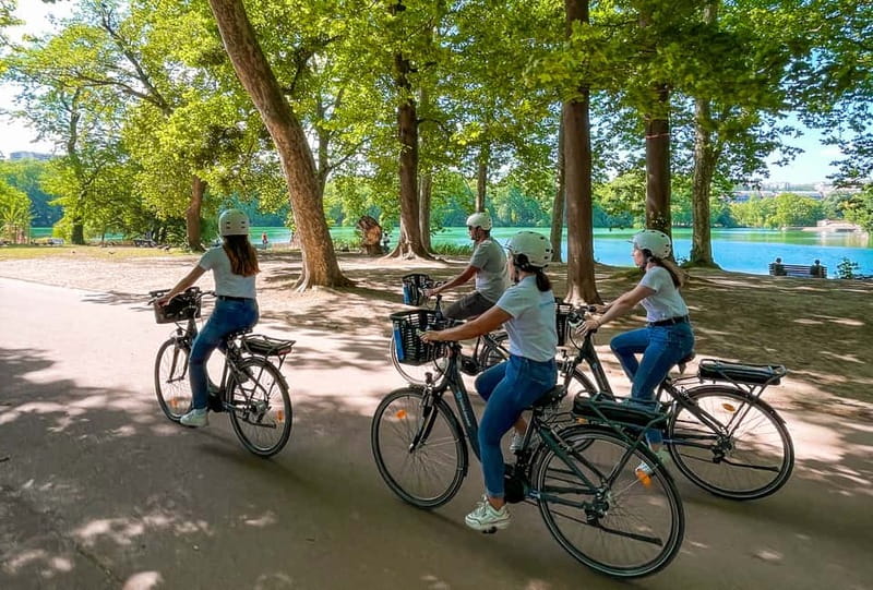 Lyon: Tête d'Or park on an electric bike Tour - Place des Terreaux and the Peninsula