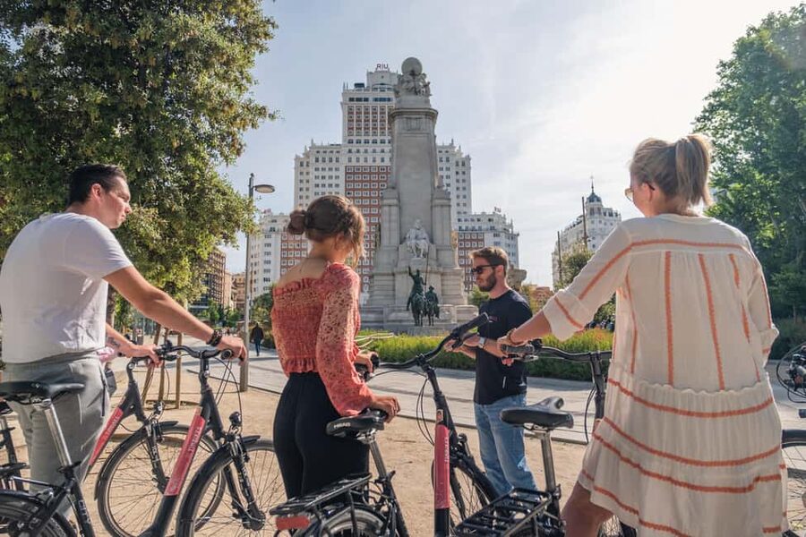 Madrid: 3 h. Guided Highlights Bike Tour with Optional Tapas - Key things to know before you book