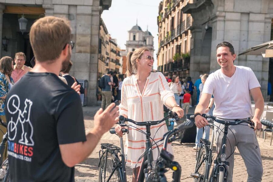 Madrid: 3 h. Guided Highlights Bike Tour with Optional Tapas - Thirty minutes through Retiro Park