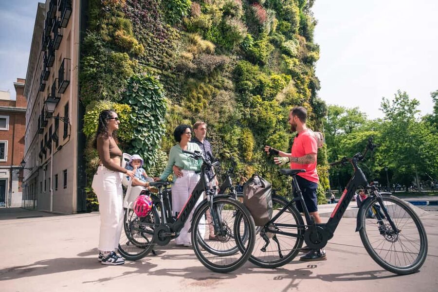 Madrid: 3 h. Guided Highlights Bike Tour with Optional Tapas - Puerta de Alcalá and the grand sweep toward Sol
