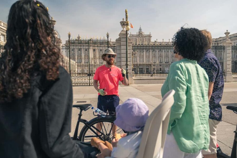 Madrid: 3 h. Guided Highlights Bike Tour with Optional Tapas - What the guides add to the ride