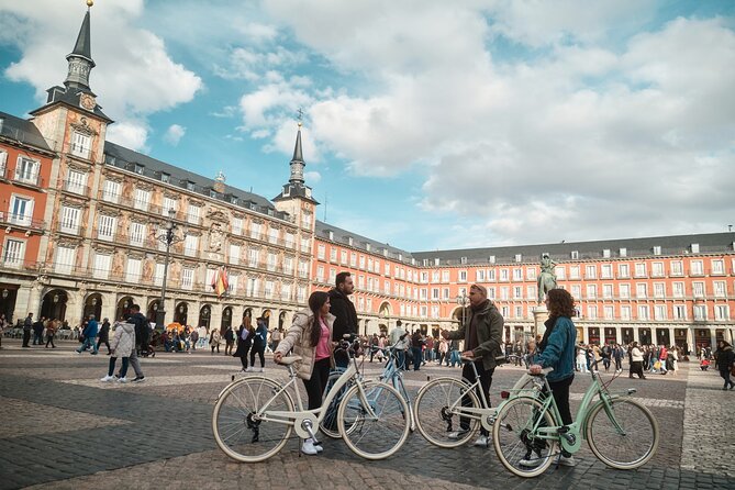 Madrid: City Highlights Guided Vintage Bike Tour - San Jerónimo and the edge of Retiro