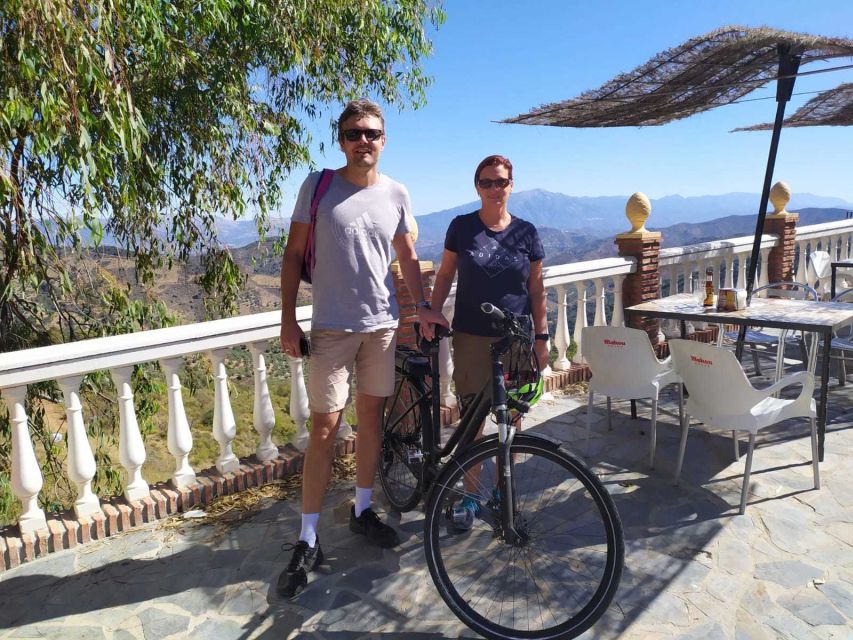 Málaga: 4-Hour Premium E-Bike Tour with Panoramic Views - Leaving Málaga through its everyday neighborhoods