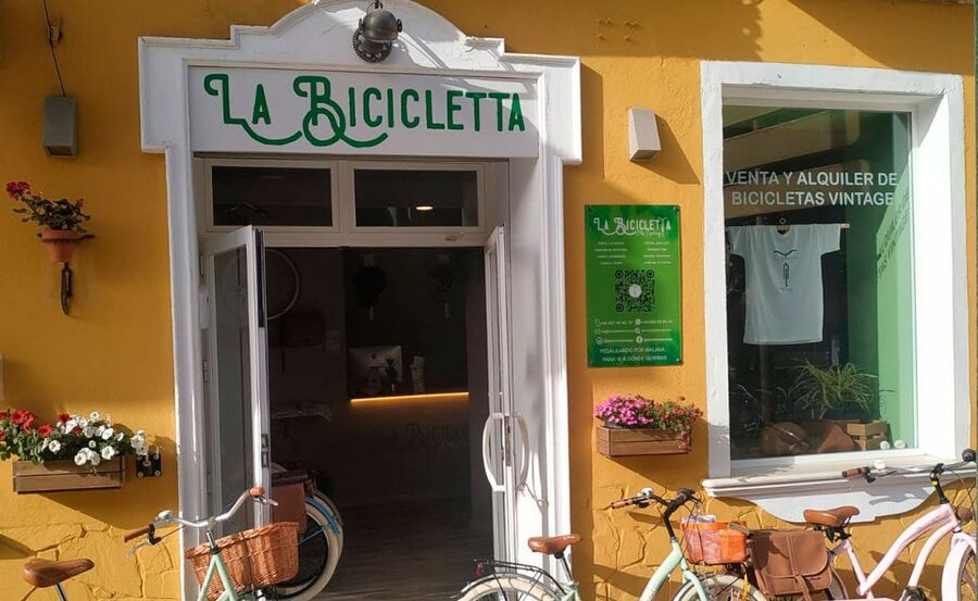 Malaga: Bike Rental for City Discovery Route & Beaches - Beaches, sea views, and Peñón del Cuervo
