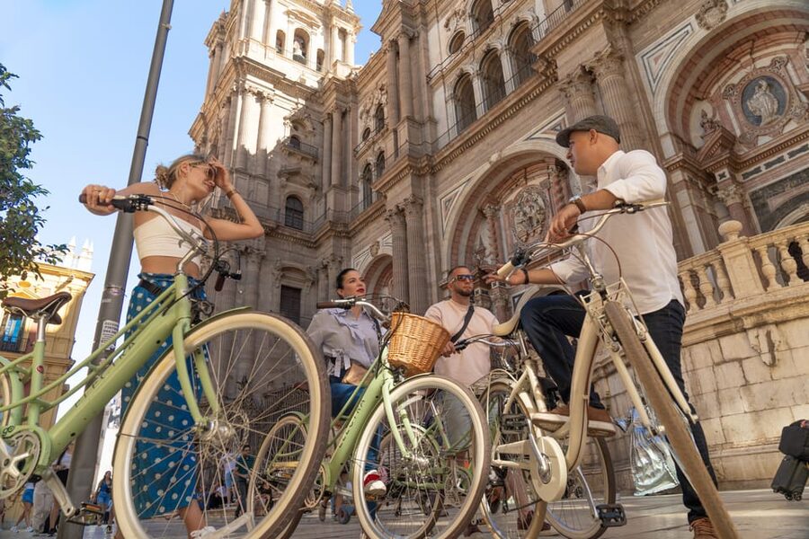Málaga: Highlights, Hidden Gems and Coast Vintage Bike Tour - Why This Is a Smart First Morning in Málaga