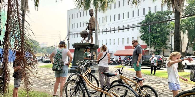 Manila: Guided Sunset Bamboo Bike Tour in Intramuros - A short drink stop with a view