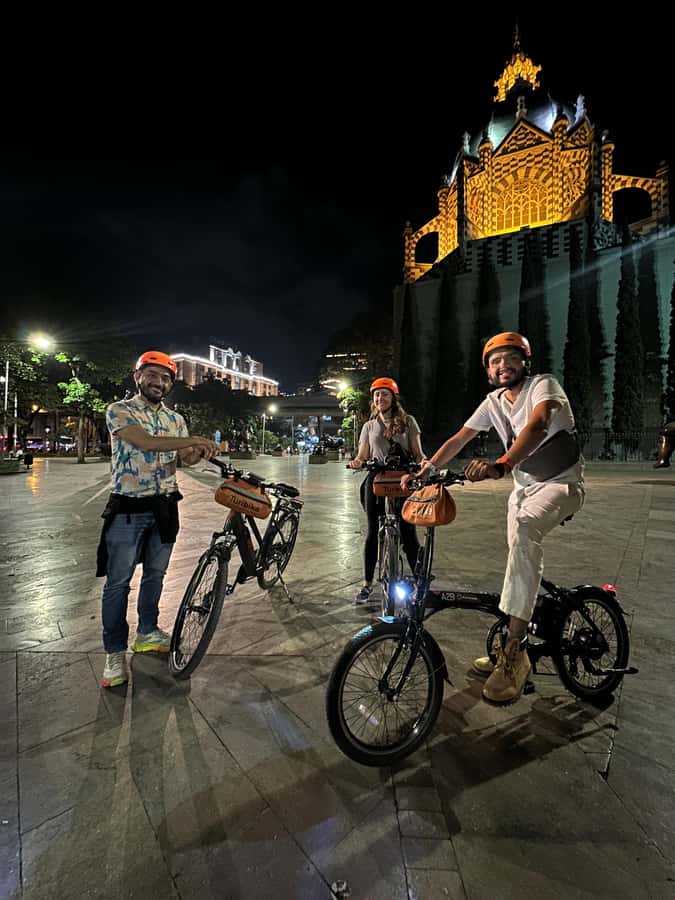 Medellín: History & Local Life Essentials Tour on an E-Bike - San Antonio Park and the story of Botero’s birds