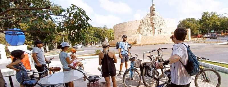 Mérida: Montejo Boulevard and Historic Center bike tour - Riding into Mérida’s historic center