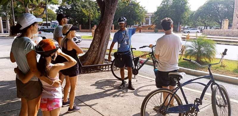 Mérida: Montejo Boulevard and Historic Center bike tour - La Plancha and the market refreshment