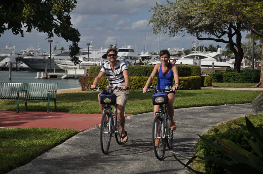 Miami: Bike Rental - Follow Lummus Park’s Promenade beside the ocean