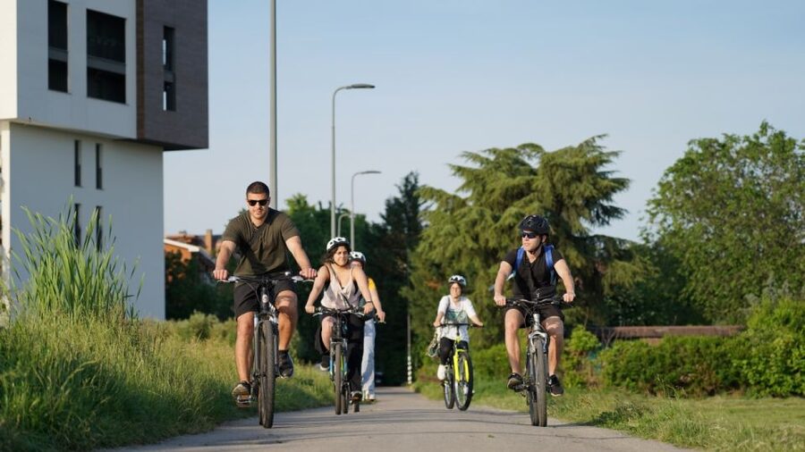 Milan: Bike Tour with Picnic on the turtle lake - Parco Aldo Aniasi: a final half-hour in the park