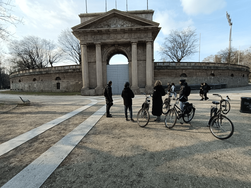 Milan: Guided Bike Tour - Mercanti Square, La Scala, and the Galleria