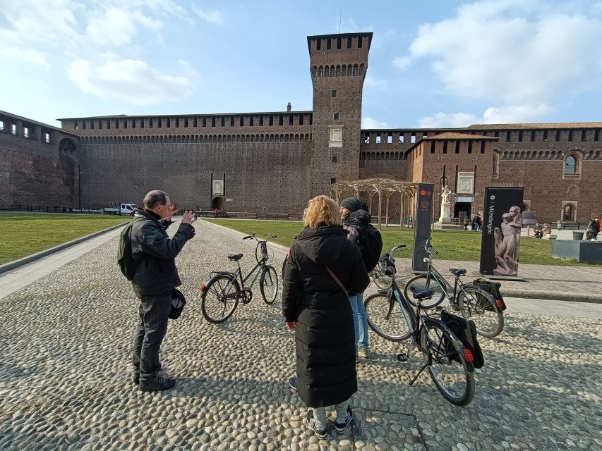 Milan: Guided Bike Tour - Duomo Square as the grand finale