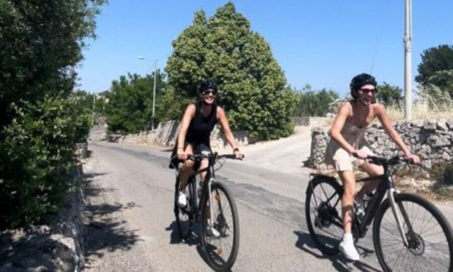 Monopoli: E-Bike Tour with Sandwich and Wine - What the guides add to the experience