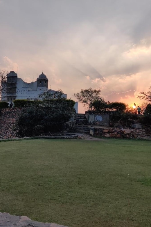 Monsoon Palace (Sajjangarh) E-bike Trail - Who will get the most from this experience