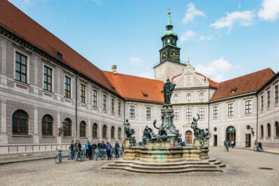 Guided City Tour by Bike with Beer Garden Stop