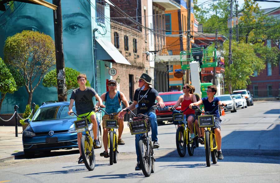 New Orleans: Garden District and French Quarter Bike Tour - Crossing into the Garden District